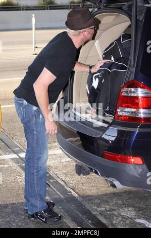 Boris Becker, zusammen mit seinem Verlobten Sharley Kersenberg, Ex-Frau Barbara Feltus und zwei Söhnen Elias und Noah reisen durch den Flughafen von Miami. Die Großfamilie schien sehr glücklich miteinander zu sein und die beiden Frauen schienen sich in der Gesellschaft des anderen wohl zu fühlen, obwohl Sharlely ein Hochzeitsplanungsbuch bei sich hatte. Miami, Florida 4/8/09. F Stockfoto