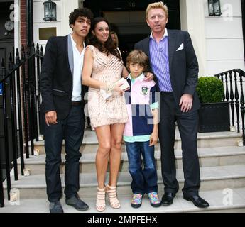Der deutsche Tennisstar Boris Becker kommt im Morton's Club in London an, um den 25. Jahrestag seines ersten Gewinns beim renommierten Wimbledon zu feiern, das angeblich das älteste Tennisturnier der Welt ist. Becker wurde von seiner Familie, Frau Sharlely „Lilly“ Kerssenberg, und zwei ihrer Söhne, Noah, 16 und Elias, 11, begleitet. Sharlely, die vor fünf Monaten den dritten Sohn des Paares Amadeus zur Welt brachte, sah in einem braunen Minikleid umwerfend aus, während die Jungs in Jacketts und Jeans scharf aussahen. Die Wimbledon-Meisterschaft 2010 findet derzeit statt. London, Großbritannien. 06/29/10. Stockfoto