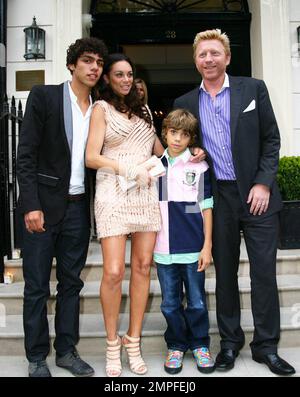 Der deutsche Tennisstar Boris Becker kommt im Morton's Club in London an, um den 25. Jahrestag seines ersten Gewinns beim renommierten Wimbledon zu feiern, das angeblich das älteste Tennisturnier der Welt ist. Becker wurde von seiner Familie, Frau Sharlely „Lilly“ Kerssenberg, und zwei ihrer Söhne, Noah, 16 und Elias, 11, begleitet. Sharlely, die vor fünf Monaten den dritten Sohn des Paares Amadeus zur Welt brachte, sah in einem braunen Minikleid umwerfend aus, während die Jungs in Jacketts und Jeans scharf aussahen. Die Wimbledon-Meisterschaft 2010 findet derzeit statt. London, Großbritannien. 06/29/10. Stockfoto