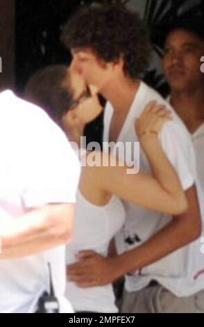 Noah Becker, 16, Sohn des deutschen Tennisstars Boris Becker, verlässt sein Hotel in Miami mit der Stiefmutter Sharlely Kerssenberg (alias Lilly Kerssenberg), Vater Boris und Brüder, dreimonatige Amaedus und Elias, 11. Miami, Florida 05/29/10. Stockfoto