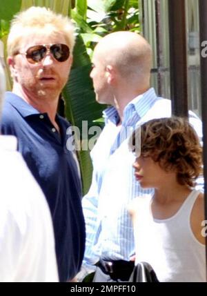 Der deutsche Tennisstar Boris Becker und Sohn Elias, 11, verlassen ihr Miami Hotel. Auch Beckers Frau Sharlely Kerssenberg (alias Lilly Kerssenberg) und seine anderen Söhne, der drei Monate alte Amaedus und Noah, 16. Miami, Florida 05/29/10. Stockfoto