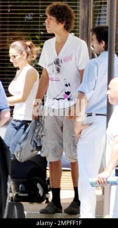 Noah Becker, 16, Sohn des deutschen Tennisstars Boris Becker, verlässt sein Hotel in Miami mit der Stiefmutter Sharlely Kerssenberg (alias Lilly Kerssenberg), Vater Boris und Brüder, dreimonatige Amaedus und Elias, 11. Miami, Florida 05/29/10. Stockfoto