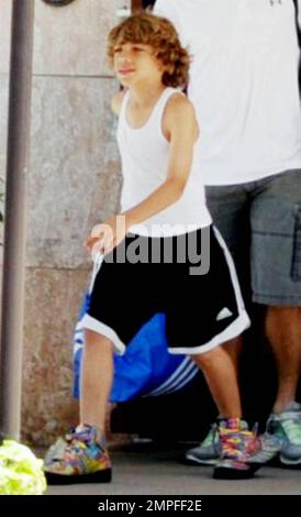 Elias Becker, 11, Sohn des deutschen Tennisstars Boris Becker, verlässt sein Hotel in Miami mit der Stiefmutter Sharlely Kerssenberg (alias Lilly Kerssenberg), Vater Boris und Brüder, dreimonatiger Amaedus und Noah, 16. Miami, Florida 05/29/10. Stockfoto