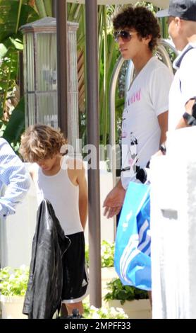 Elias Becker, 11, Sohn des deutschen Tennisstars Boris Becker, verlässt sein Hotel in Miami mit der Stiefmutter Sharlely Kerssenberg (alias Lilly Kerssenberg), Vater Boris und Brüder, dreimonatiger Amaedus und Noah, 16. Miami, Florida 05/29/10. Stockfoto