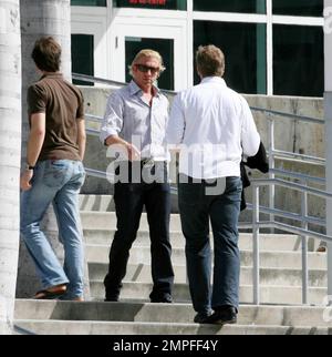 Exklusiv!! Boris Becker produziert einen Fernsehfilm für deutsches Fernsehen in der Miami American Airlines Arena. Das Tennis-Ass musste wiederholt die Treppen hoch und runter laufen, um seinen Wurf zu machen, 10/31/06 All Stockfoto