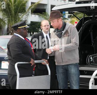 Exklusiv!! Boris Becker und Sharlely Kerssenberg sind vor kurzem am Flughafen von Miami angekommen. Sharlely zeigte ein rotes, pelziges Herz mit den Worten 'Ich Leibe Dich'. Sie trug auch einen großen Diamantring, obwohl er sich am Mittelfinger ihrer linken Hand befand. Boris gab dem Gepäckträger ein Trinkgeld mit einem 20 Pfund Note, Miami, FL, 3/2/09. Stockfoto