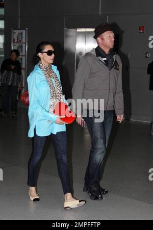 Exklusiv!! Boris Becker und Sharlely Kerssenberg sind vor kurzem am Flughafen von Miami angekommen. Sharlely zeigte ein rotes, pelziges Herz mit den Worten 'Ich Leibe Dich'. Sie trug auch einen großen Diamantring, obwohl er sich am Mittelfinger ihrer linken Hand befand. Boris gab dem Gepäckträger ein Trinkgeld mit einem 20 Pfund Note, Miami, FL, 3/2/09. Stockfoto