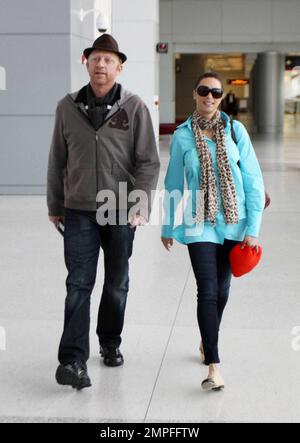 Exklusiv!! Boris Becker und Sharlely Kerssenberg sind vor kurzem am Flughafen von Miami angekommen. Sharlely zeigte ein rotes, pelziges Herz mit den Worten 'Ich Leibe Dich'. Sie trug auch einen großen Diamantring, obwohl er sich am Mittelfinger ihrer linken Hand befand. Boris gab dem Gepäckträger ein Trinkgeld mit einem 20 Pfund Note, Miami, FL, 3/2/09. Stockfoto