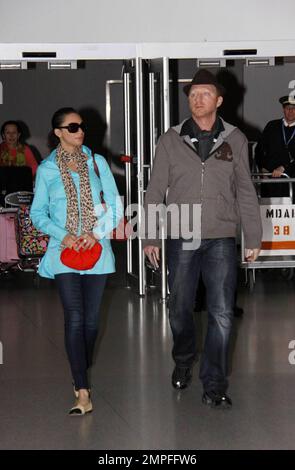 Exklusiv!! Boris Becker und Sharlely Kerssenberg sind vor kurzem am Flughafen von Miami angekommen. Sharlely zeigte ein rotes, pelziges Herz mit den Worten 'Ich Leibe Dich'. Sie trug auch einen großen Diamantring, obwohl er sich am Mittelfinger ihrer linken Hand befand. Boris gab dem Gepäckträger ein Trinkgeld mit einem 20 Pfund Note, Miami, FL, 3/2/09. Stockfoto