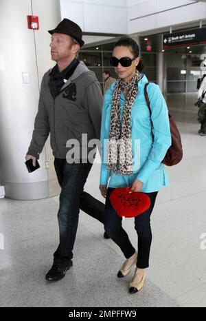 Exklusiv!! Boris Becker und Sharlely Kerssenberg sind vor kurzem am Flughafen von Miami angekommen. Sharlely zeigte ein rotes, pelziges Herz mit den Worten 'Ich Leibe Dich'. Sie trug auch einen großen Diamantring, obwohl er sich am Mittelfinger ihrer linken Hand befand. Boris gab dem Gepäckträger ein Trinkgeld mit einem 20 Pfund Note, Miami, FL, 3/2/09. Stockfoto