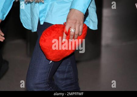 Exklusiv!! Boris Becker und Sharlely Kerssenberg sind vor kurzem am Flughafen von Miami angekommen. Sharlely zeigte ein rotes, pelziges Herz mit den Worten 'Ich Leibe Dich'. Sie trug auch einen großen Diamantring, obwohl er sich am Mittelfinger ihrer linken Hand befand. Boris gab dem Gepäckträger ein Trinkgeld mit einem 20 Pfund Note, Miami, FL, 3/2/09. Stockfoto