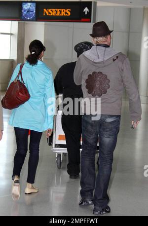 Exklusiv!! Boris Becker und Sharlely Kerssenberg sind vor kurzem am Flughafen von Miami angekommen. Sharlely zeigte ein rotes, pelziges Herz mit den Worten 'Ich Leibe Dich'. Sie trug auch einen großen Diamantring, obwohl er sich am Mittelfinger ihrer linken Hand befand. Boris gab dem Gepäckträger ein Trinkgeld mit einem 20 Pfund Note, Miami, FL, 3/2/09. Stockfoto