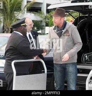 Exklusiv!! Boris Becker und Sharlely Kerssenberg sind vor kurzem am Flughafen von Miami angekommen. Sharlely zeigte ein rotes, pelziges Herz mit den Worten 'Ich Leibe Dich'. Sie trug auch einen großen Diamantring, obwohl er sich am Mittelfinger ihrer linken Hand befand. Boris gab dem Gepäckträger ein Trinkgeld mit einem 20 Pfund Note, Miami, FL, 3/2/09. Stockfoto