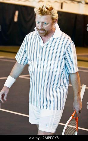 EXKLUSIV!! Der deutsche Tennisstar Boris Becker spielt Tennis und setzt sich während eines besonderen Meetings im Las Vegas International Tennis Centre zum Mittagessen hin. Den ganzen Tag über nahm Becker an einer Tennisunterrichtsklinik Teil und signierte Autogramme für Fans während eines Cocktailempfangs. Ticketkäufer der Veranstaltung nahmen später an einer Verlosung Teil, um eine kurze Privatstunde mit Becker Set für Mai 31 zu gewinnen. Las Vegas, Nevada 05/30/10. Stockfoto