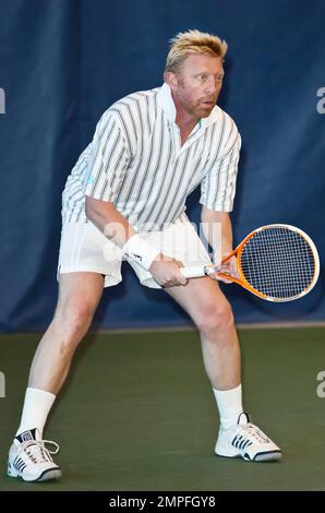 EXKLUSIV!! Der deutsche Tennisstar Boris Becker spielt Tennis und setzt sich während eines besonderen Meetings im Las Vegas International Tennis Centre zum Mittagessen hin. Den ganzen Tag über nahm Becker an einer Tennisunterrichtsklinik Teil und signierte Autogramme für Fans während eines Cocktailempfangs. Ticketkäufer der Veranstaltung nahmen später an einer Verlosung Teil, um eine kurze Privatstunde mit Becker Set für Mai 31 zu gewinnen. Las Vegas, Nevada 05/30/10. Stockfoto