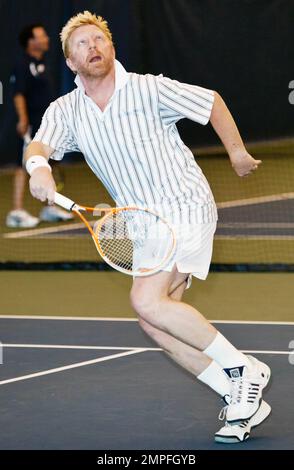 EXKLUSIV!! Der deutsche Tennisstar Boris Becker spielt Tennis und setzt sich während eines besonderen Meetings im Las Vegas International Tennis Centre zum Mittagessen hin. Den ganzen Tag über nahm Becker an einer Tennisunterrichtsklinik Teil und signierte Autogramme für Fans während eines Cocktailempfangs. Ticketkäufer der Veranstaltung nahmen später an einer Verlosung Teil, um eine kurze Privatstunde mit Becker Set für Mai 31 zu gewinnen. Las Vegas, Nevada 05/30/10. Stockfoto