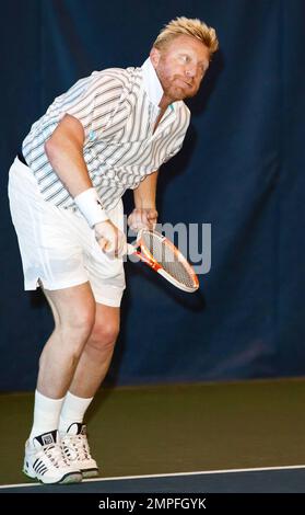 EXKLUSIV!! Der deutsche Tennisstar Boris Becker spielt Tennis und setzt sich während eines besonderen Meetings im Las Vegas International Tennis Centre zum Mittagessen hin. Den ganzen Tag über nahm Becker an einer Tennisunterrichtsklinik Teil und signierte Autogramme für Fans während eines Cocktailempfangs. Ticketkäufer der Veranstaltung nahmen später an einer Verlosung Teil, um eine kurze Privatstunde mit Becker Set für Mai 31 zu gewinnen. Las Vegas, Nevada 05/30/10. Stockfoto