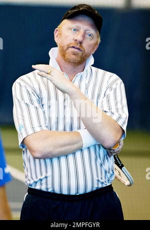 EXKLUSIV!! Der deutsche Tennisstar Boris Becker spielt Tennis und setzt sich während eines besonderen Meetings im Las Vegas International Tennis Centre zum Mittagessen hin. Den ganzen Tag über nahm Becker an einer Tennisunterrichtsklinik Teil und signierte Autogramme für Fans während eines Cocktailempfangs. Ticketkäufer der Veranstaltung nahmen später an einer Verlosung Teil, um eine kurze Privatstunde mit Becker Set für Mai 31 zu gewinnen. Las Vegas, Nevada 05/30/10. Stockfoto