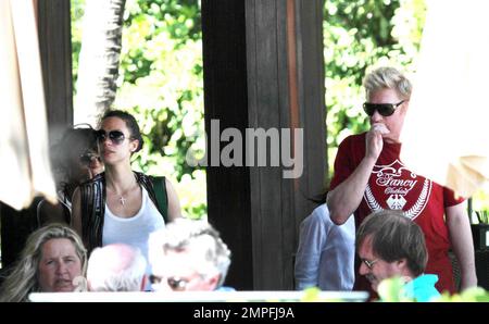 Der deutsche Tennisstar Boris Becker, Frau Sharlely, Sohn Amadeus und ihr Kindermädchen, das Sharlely bemerkenswert ähnlich sieht, kommen in einem luxuriösen Miami Beach Hotel an, bevor sie etwas Zeit im Pool genießen. Boris war nicht schüchtern, sein schickes Kleidungsshirt, die Marke seines Sohnes Noah Becker, auszuziehen, um die Sonne zu genießen, während er bei einem Kellner in Schwarz zu bestellen schien. Später wurde das Kindermädchen, das nervös in ihre Nägel beißt, mit Amadeus gesehen, wie es wartete. Als das Kindermädchen sich nicht um Amadeus kümmerte, war mom Sharlely fleißig zur Hand, grüne Louis Vuitton Windeltasche und so, um auf ihren Sohn aufzupassen. Miami Beach, F Stockfoto