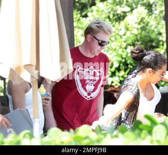 Der deutsche Tennisstar Boris Becker, Frau Sharlely, Sohn Amadeus und ihr Kindermädchen, das Sharlely bemerkenswert ähnlich sieht, kommen in einem luxuriösen Miami Beach Hotel an, bevor sie etwas Zeit im Pool genießen. Boris war nicht schüchtern, sein schickes Kleidungsshirt, die Marke seines Sohnes Noah Becker, auszuziehen, um die Sonne zu genießen, während er bei einem Kellner in Schwarz zu bestellen schien. Später wurde das Kindermädchen, das nervös in ihre Nägel beißt, mit Amadeus gesehen, wie es wartete. Als das Kindermädchen sich nicht um Amadeus kümmerte, war mom Sharlely fleißig zur Hand, grüne Louis Vuitton Windeltasche und so, um auf ihren Sohn aufzupassen. Miami Beach, F Stockfoto