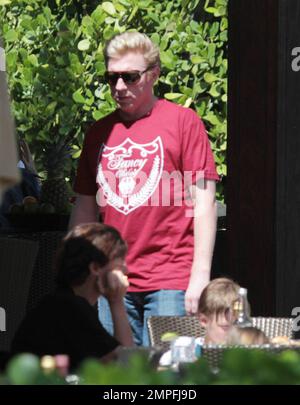 Der deutsche Tennisstar Boris Becker, Frau Sharlely, Sohn Amadeus und ihr Kindermädchen, das Sharlely bemerkenswert ähnlich sieht, kommen in einem luxuriösen Miami Beach Hotel an, bevor sie etwas Zeit im Pool genießen. Boris war nicht schüchtern, sein schickes Kleidungsshirt, die Marke seines Sohnes Noah Becker, auszuziehen, um die Sonne zu genießen, während er bei einem Kellner in Schwarz zu bestellen schien. Später wurde das Kindermädchen, das nervös in ihre Nägel beißt, mit Amadeus gesehen, wie es wartete. Als das Kindermädchen sich nicht um Amadeus kümmerte, war mom Sharlely fleißig zur Hand, grüne Louis Vuitton Windeltasche und so, um auf ihren Sohn aufzupassen. Miami Beach, F Stockfoto