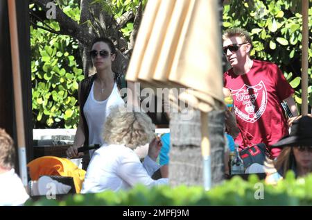 Der deutsche Tennisstar Boris Becker, Frau Sharlely, Sohn Amadeus und ihr Kindermädchen, das Sharlely bemerkenswert ähnlich sieht, kommen in einem luxuriösen Miami Beach Hotel an, bevor sie etwas Zeit im Pool genießen. Boris war nicht schüchtern, sein schickes Kleidungsshirt, die Marke seines Sohnes Noah Becker, auszuziehen, um die Sonne zu genießen, während er bei einem Kellner in Schwarz zu bestellen schien. Später wurde das Kindermädchen, das nervös in ihre Nägel beißt, mit Amadeus gesehen, wie es wartete. Als das Kindermädchen sich nicht um Amadeus kümmerte, war mom Sharlely fleißig zur Hand, grüne Louis Vuitton Windeltasche und so, um auf ihren Sohn aufzupassen. Miami Beach, F Stockfoto