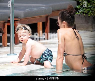 Die deutsche Tennisliga Boris Becker, Frau Sharlely und Sohn Amadeus genießen die Sonne am Pool in einem luxuriösen Miami Beach Hotel. Boris trug auch eines der T-Shirts Miami Beach, FL, und trug so die schicke Bekleidungslinie von Son Noah. 03/03/11. Stockfoto