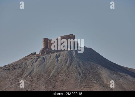 Palmyra, Syrien - 04 15 2011: Zitadelle über der historischen Stätte von Palmyra mit Ruinen einer alten Siedlung in der syrischen Wüste Stockfoto