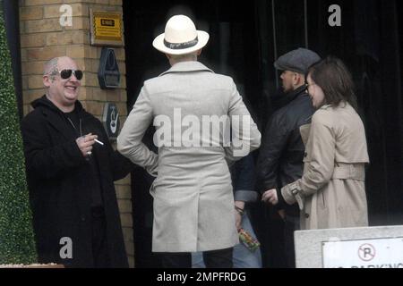 EXKLUSIV!! Junge George bedeckt sein Gesicht mit seiner Kapuze, während er mit Mark Ronson läuft, der eine neue silberne Frisur trägt. Die beiden wurden in ihrem Hotel in Belfast gesichtet, wo sie draußen standen, um eine Zigarette zu rauchen, bevor sie zu Ronsons Auftritt in der Waterfront Hall, Belfast, N Ireland, 09/19/10, aufbrachen. Stockfoto