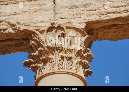 Palmyra, Syrien - 04 15 2011: Historische Stätte von Palmyra mit Ruinen einer alten Siedlung in der syrischen Wüste Stockfoto