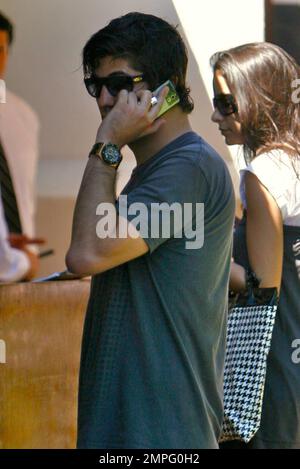 Brandon Davis macht eine Pause von seinem Mittagessen in Malibu, um einen wichtigen Anruf zu beantworten, und verlässt dann die Hintertür des Restaurants. Los Angeles, Kalifornien, 9/2/07. Alle Stockfoto