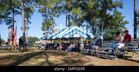 Soldaten, Veteranen und Gemeindemitglieder versammeln sich während der jährlichen Reunion Memorial Ceremony 74. der Infantry Division 24. in Fort Stewart, Georgia, am 14. Oktober. Die ID 24. wurde 1996 deaktiviert und als Teil der Reduzierung der Armee auf eine TEN-Division-Truppe in die ID 3. zurückgeführt. Stockfoto