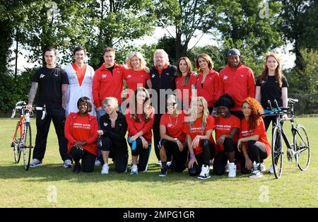 Nell McAndrew, Marcus Patrick, Oritse Williams, Matt Willis, Sam Attwater Melanie Chisholm, Richard Branson, Liz Locke, Michelle Heaton, Olivia Hallinan, Vida, Tameka Empson und Chloe Madeleyat bei der Enthüllung von Richard Bransons Prominenteam für den Virgin Active London Triathlon. London, Großbritannien. 6/7/11. Stockfoto