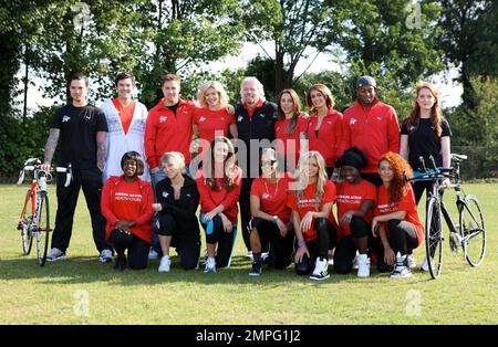 Nell McAndrew, Marcus Patrick, itse Williams, Matt Willis, Sam Attwater Melanie Chisholm, Richard Branson, Liz Locke, Michelle Heaton, Olivia Hallinan, Vida, Tameka Empson und Chloe Madeleyat bei der Enthüllung von Richard Bransons Prominenteam für den Virgin Active London Triathlon. London, Großbritannien. 6/7/11. Stockfoto