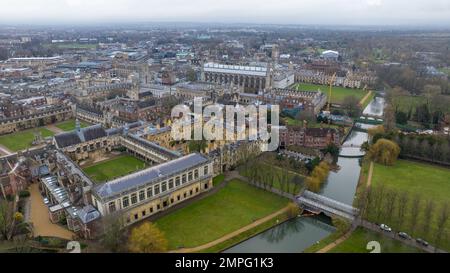 Das Bild vom Januar 26. 2023 zeigt eine Luftaufnahme von Trinity und King's College an der Cambridge University. Stockfoto