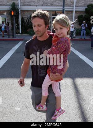 Der Schauspieler Breckin Meyer und seine bezaubernde Tochter Caitlin Willow verbringen eine schöne Zeit zusammen in Beverly Hills, Kalifornien. 6/2/09. Stockfoto