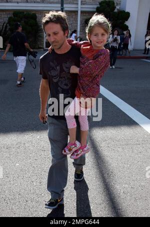 Der Schauspieler Breckin Meyer und seine bezaubernde Tochter Caitlin Willow verbringen eine schöne Zeit zusammen in Beverly Hills, Kalifornien. 6/2/09. Stockfoto