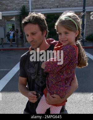 Der Schauspieler Breckin Meyer und seine bezaubernde Tochter Caitlin Willow verbringen eine schöne Zeit zusammen in Beverly Hills, Kalifornien. 6/2/09. Stockfoto