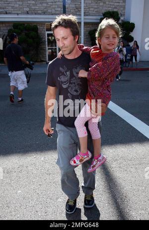 Der Schauspieler Breckin Meyer und seine bezaubernde Tochter Caitlin Willow verbringen eine schöne Zeit zusammen in Beverly Hills, Kalifornien. 6/2/09. . Stockfoto