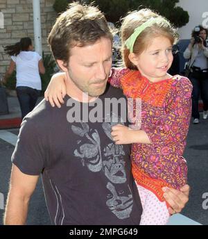 Der Schauspieler Breckin Meyer und seine bezaubernde Tochter Caitlin Willow verbringen eine schöne Zeit zusammen in Beverly Hills, Kalifornien. 6/2/09. . Stockfoto