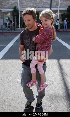 Der Schauspieler Breckin Meyer und seine bezaubernde Tochter Caitlin Willow verbringen eine schöne Zeit zusammen in Beverly Hills, Kalifornien. 6/2/09. . Stockfoto