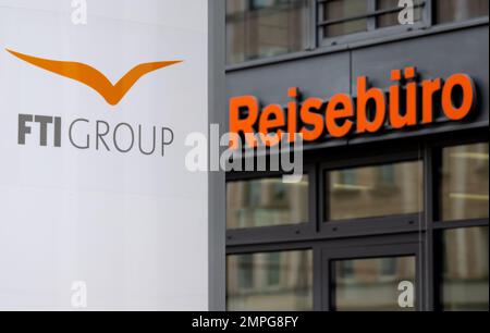 München, Deutschland. 31. Januar 2023. Das Logo des Reiseveranstalters FTI (FTI Group) steht am Hauptsitz des Unternehmens vor einem Reisebüro. Kredit: Sven Hoppe/dpa/Alamy Live News Stockfoto