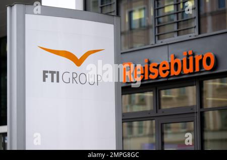 München, Deutschland. 31. Januar 2023. Das Logo des Reiseveranstalters FTI (FTI Group) steht am Hauptsitz des Unternehmens vor einem Reisebüro. Kredit: Sven Hoppe/dpa/Alamy Live News Stockfoto