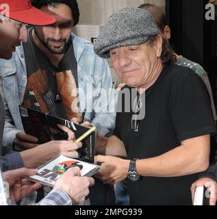 EXKLUSIV!! Leadsänger der legendären Rockband AC/DC Brian Johnson signiert Autogramme für wartende Fans vor dem BBC Radio Studio. Johnson schaute unter seiner grauen Fahrerkappe heraus und lächelte für die Kamera. Als er gefragt wurde, ob er neben dem neuen Ferrari von BBC Radio 2 DJ Chris Evans posieren würde, sagte er angeblich scherzhaft: „Bei allem Respekt, warum sollte ich vor dem Auto eines anderen posieren wollen? Ich habe heute einen neuen Ferrari gekauft. London, Großbritannien. 07/29/10. Stockfoto