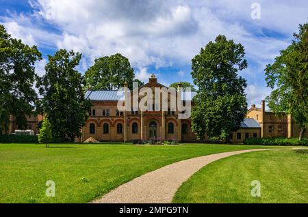 Ehemalige Ställe, denkmalgeschütztes Gebäude im Schlosspark Neustrelitz, Mecklenburg-Vorpommern, Deutschland, Europa, Stand August 4, 2016. Stockfoto