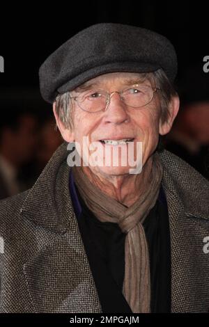 John Hurt posiert auf dem roten Teppich bei der europäischen Premiere des „Brighton Rock“ im Odeon West End. Das Kriminaldrama, in dem Helen Mirren und Hurt zu sehen sind, ist ein Remake des gleichnamigen Romans des englischen Autors und Dramatikers Graham Greene aus dem Jahr 1939. London, Großbritannien. 02/01/11. Stockfoto