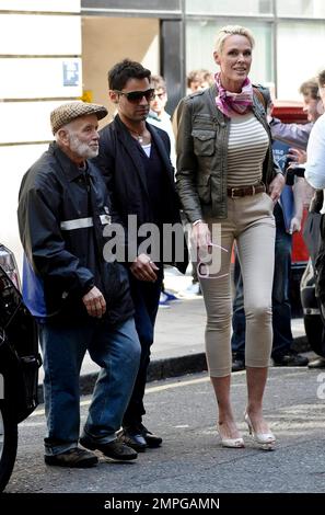 Reality-TV-Star Brigitte Nielsen wird gesehen, wie sie BBC Radio 2 heute Nachmittag mit ihrem Mann Mattia Dessi verlässt. London, Großbritannien. 05/04/11. Stockfoto