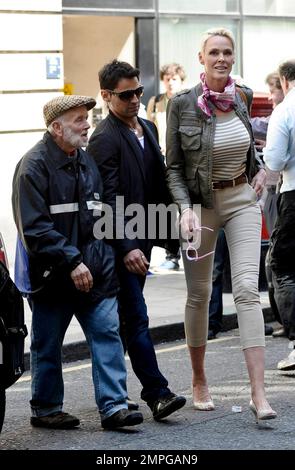 Reality-TV-Star Brigitte Nielsen wird gesehen, wie sie BBC Radio 2 heute Nachmittag mit ihrem Mann Mattia Dessi verlässt. London, Großbritannien. 05/04/11. Stockfoto