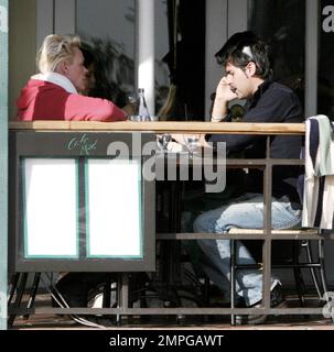 Exklusiv!! Brigitte Nielsen und ihr Spielzeug Mattia Dessi essen im Café Med in West Hollywood, Kalifornien, zu Mittag. Nielsen, der dem Vernehmen nach erst 43 Jahre alt ist, scheint Anzeichen von Alter zu zeigen. 1/28/07 Stockfoto