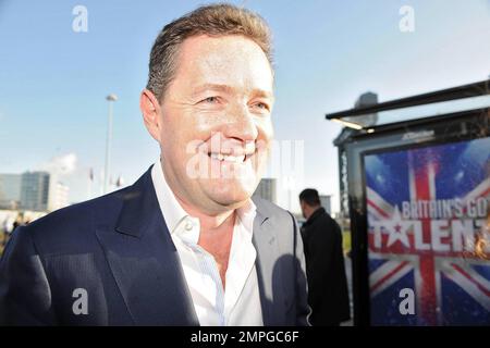 Richter Piers Morgan kommt und begrüßt die Menschenmengen von Britain's Got Talent in Glasgow, Großbritannien. 1/18/10. . Stockfoto